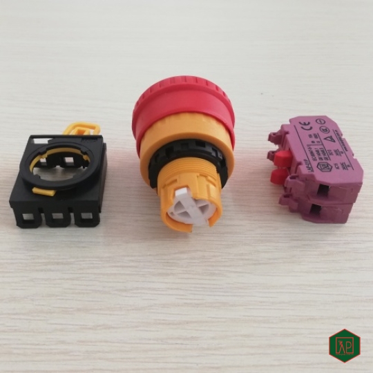 NÚT DỪNG KHẨN MÀU ĐỎ TỰ GIỮ Ø22 1 NC 24VDC 240VAC 
